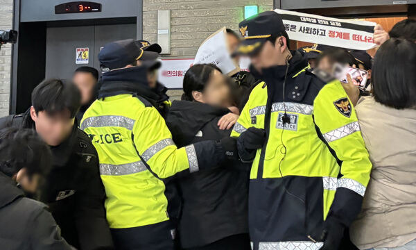 지난 9일 한국대학생진보연합(대진연) 회원들이 서울 여의도 국민의힘 중앙당사에서 '이토히로부미 인재 발언, 성일종 사퇴 촉구', '한동훈 비대위원장 면담' 등을 요구하며 기습시위를 하고 있다. 뉴시스