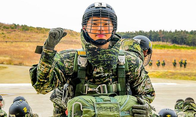 해병대 공수기본훈련에 참가한 해병대 1사단 법무실장 김철환 대위(진)가 지난 7일 포항 조사리 공수훈련장에서 실강하를 앞두고 파이팅을 외치고 있다. 해병대 제공