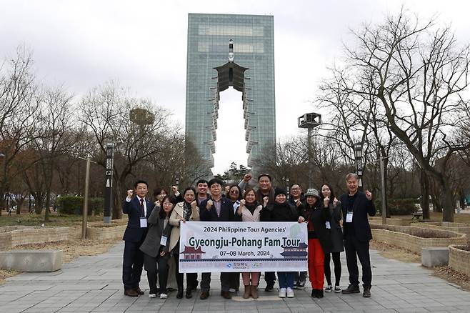 경북문화관광공사는 지난 7~8일 양일간 필리핀 아웃바운드 여행사 8곳을 대상으로 경주, 포항의 대표 관광상품을 소개하는 팸투어를 진행한 가운데 참가자들이 엑스포대공원에서 기념촬영을 하고 있다. 공사 제공