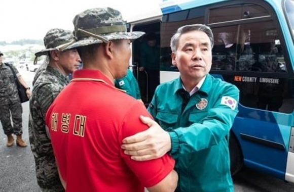 이종섭 전 국방부 장관이 해병대 채모 상병이 집중호우 실종자를 수색하다 급류에 휩쓸려 숨진 채 발견된 7월 20일 경북 예천스타디움에 마련된 해병대 숙영지를 방문하던 모습. 2023.7.20. 연합뉴스