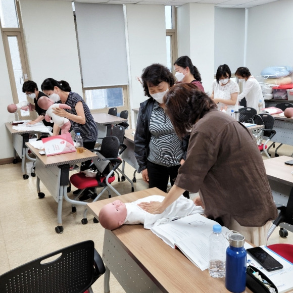 교육생들이 강남구 산모·신생아 건강관리사 교육 수업에 참여하고 있다. 강남구 제공