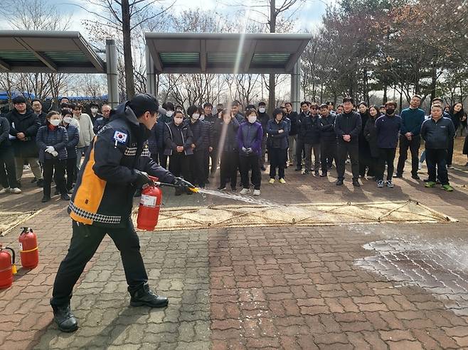 지난 6일 광명스피돔에서 광명소방서 소방관이 소화기 사용법에 대해서 화재설명하고 있다.