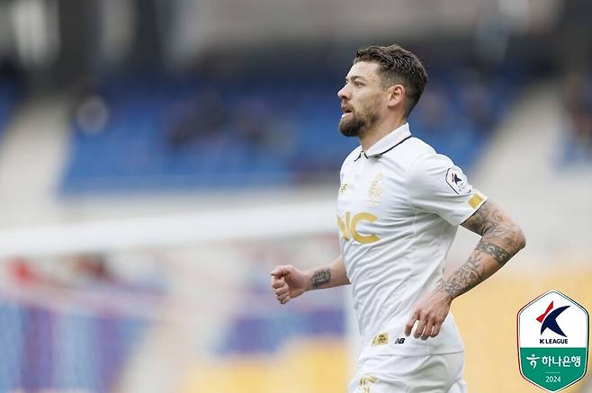 ▲ 10일 목동종합운동장에서 열린 하나은행 K리그2 2024 2라운드에서 서울 이랜드가 수원 삼성을 2-1로 제압했다. 오스마르는 서울 이랜드의 후방을 안정적으로 책임지며 승리에 크게 기여했다. ⓒ한국프로축구연맹