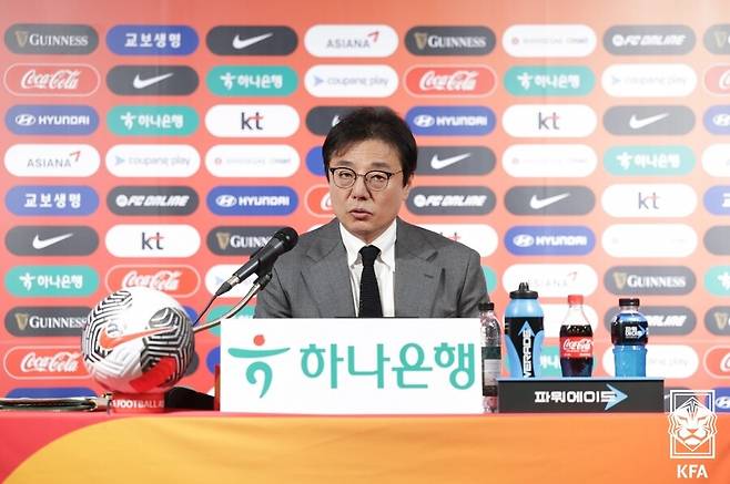 ▲ 2026 국제축구연맹(FIFA) 북중미 월드컵 아시아 지역 2차 예선 태국과 2연전을 앞두고 11일 서울 종로구 축구회관에서 대표팀 명단을 발표하는 황선홍 임시 감독 ⓒ대한축구협회