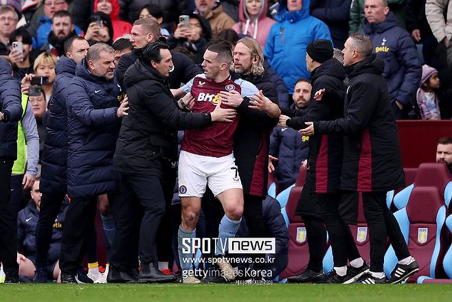 ▲ 존슨과 매디슨이 맥긴에게 달려들어 항의했고, 흥분한 맥긴도 불같이 화를 냈다. 상황을 본 손흥민은 뒤엉킨 무리에 비집고 들어가 떼어내려고 했다. 에메리 감독이 맥긴을 떼어낸 이후에야 상황이 진정됐다.