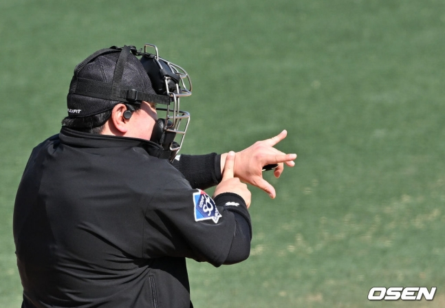 9일 이천 베어스파크에서 2024 신한 SOL Bank KBO 리그’ 두산 베어스와 키움 히어로즈의 시범경기가 열렸다. 4회말 2사 유덕형 심판이 키움 투수 최준표를 향해 피치클락 위반을 경고하고 있다.