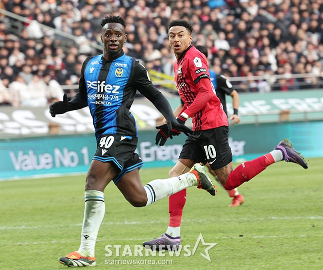 린가드 홈개막전으로 축구팬들의 관심이 폭증한 '하나은행 K리그1 2024' FC서울-인천유나이티드 경기가 10일 오후 서울월드컵경기장에서 열렸다. FC서울 린가드가 인천 음포쿠의 수비를 피해 사이드 돌파를 시도하고 있다. 2013년 승강제 이후 K리그 1 단일 경기 최다 관중을 기록했다. /상암=김진경 기자