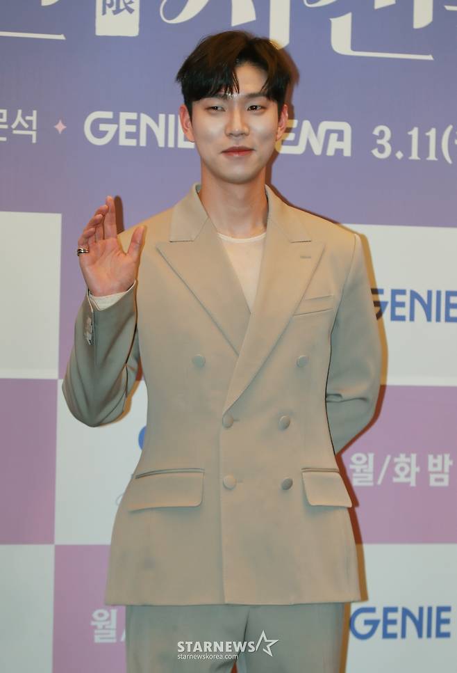 배우 유인수가 11일 오후 서울 마포구 상암동 스탠포드 호텔에서 진행된 지니TV 새 드라마 '야한 사진관' 제작발표회에 참석해 포즈를 취하고 있다.  오직 죽은 자들을 위해 존재하는 귀객 전문 사진관의 까칠한 사진사와 열혈 변호사가 서늘한 밤 손님들과 생과 사를 오가며 펼치는 아찔하고도 기묘한 이야기 '야한 사진관'은 오늘(11일) 첫 방송된다. /2024.03.11 /사진=이동훈