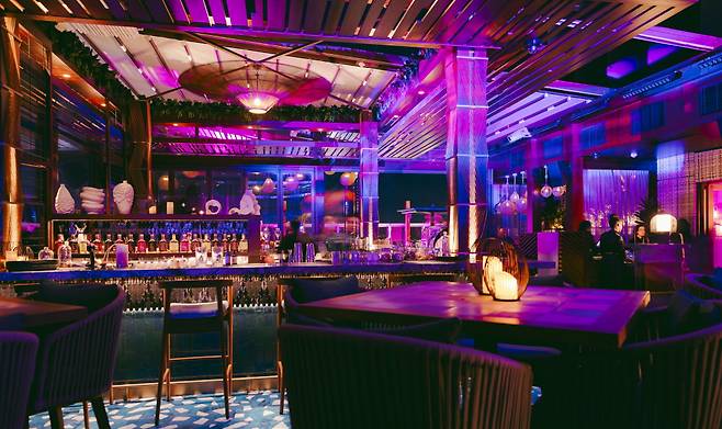 호텔에서 가장 높은 20층에 자리한 루프톱 라운지 '싯다르타 라운지(SiddhartaLounge)'. 화려하고, 역동적인 도시의 DNA를 고스란히 담은 공간이다. 제다의 멋쟁이들이 모이는 곳이랄까. DJ의 훌륭한 선곡 덕에 흥이 나고, 천장도 뚫려 있어 시원한 바람이 코끝을 간지럽힌다