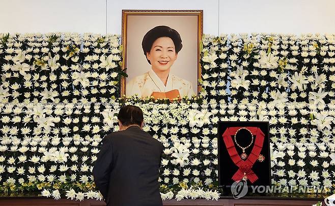 서울대병원 장례식장에 마련된 손명순 여사 빈소 (서울=연합뉴스) 김성민 기자 = 8일 서울 종로구 서울대병원 장례식장에 마련된 김영삼 전 대통령 부인 손명순 여사 빈소에서 조문객이 조문하고 있다. 2024.3.8 [공동취재] ksm7976@yna.co.kr