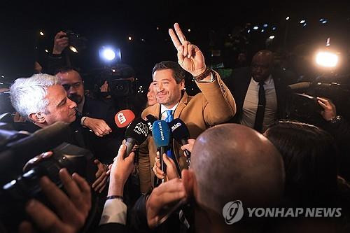 (리스본 AFP=연합뉴스) 포르투갈 극우 정당 '셰가'의 안드레 벤투라 대표가 10일(현지시간) 치러진 조기 총선의 결과에 기뻐하며 당 선거 캠프에 도착하고 있다.