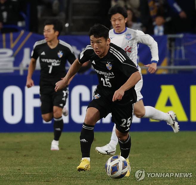 드리블하는 김민우 (울산=연합뉴스) 김용태 기자 = 15일 울산 문수축구경기장에서 열린 2023-2024 아시아축구연맹(AFC) 챔피언스리그(ACL) 16강 울산 현대와 일본 반포레 고후의 1차전에서 울산 김민우가 드리블하고 있다. 2024.2.15 yongtae@yna.co.kr