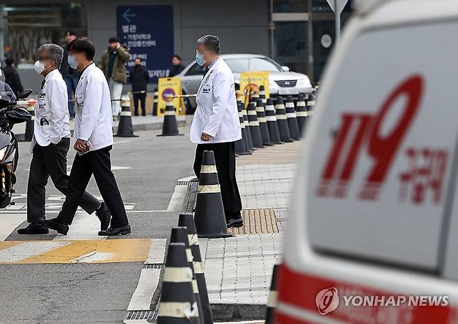 오늘부터 군의관·공보의 투입…'이탈 전공의' 처분통지 속도 (서울=연합뉴스) 윤동진 기자 = 전공의들의 집단 이탈로 인한 의료공백이 지속하자 정부가 현장에 군의관과 공보의를 투입해 비상진료체계를 강화하기로 밝힌 11일 오전 서울의 상급 종합병원에서 의료진이 이동하고 있다. 2024.3.11 mon@yna.co.kr