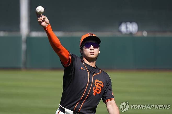 외야에서 캐치볼로 몸 푸는 이정후  [AP=연합뉴스 자료사진]