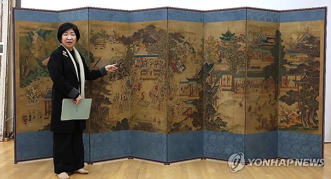 조선시대 병풍 '곽분양행락도' 공개 (서울=연합뉴스) 김주형 기자 = 김정희 국외소재문화재재단 이사장이 11일 오전 서울 동작구에 있는 정재문화재보존연구소에서 보존 처리를 마친 조선시대 병풍 '곽분양행락도'를 소개하고 있다. 2024.3.11 kjhpress@yna.co.kr