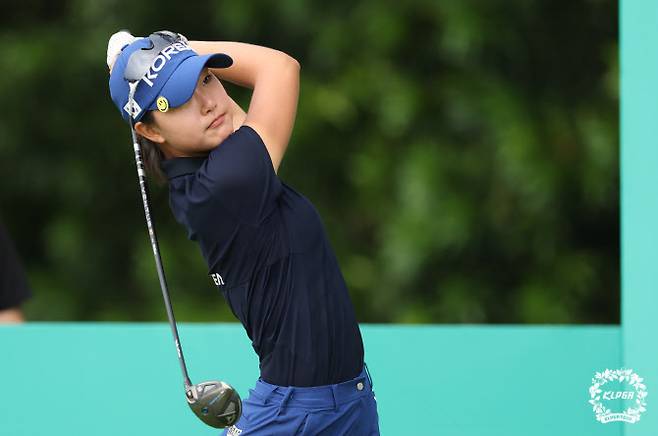 오수민이 10일 열린 KLPGA 투어 2024시즌 개막전 하나금융그룹 싱가포르 여자오픈 최종 4라운드에서 티샷을 날리고 있다.(사진=KLPGA 제공)