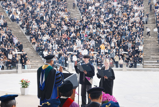 29일 서울 서대문구 연세대학교 신촌캠퍼스 노천극장에서 열린 입학식에서 신입생 대표가 학생 명예 선언을 하고 있다. 사진은 기사와 관계 없습니다.(사진=연합뉴스)