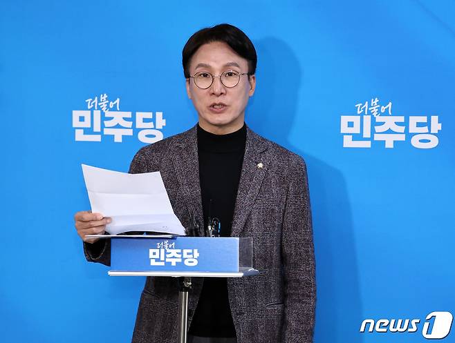 김민석 더불어민주당 총선상황실장이 5일 오후 서울 여의도 국회에서 브리핑을 하고 있다. 2024.3.5/뉴스1 ⓒ News1 구윤성 기자