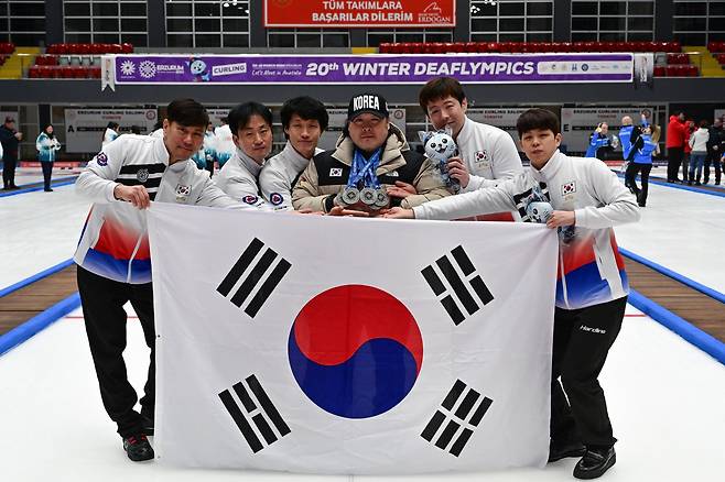 데플림픽 컬링 남자 단체전에서 은메달을 획득한 한국 선수단 (한국농아인스포츠연맹 제공)