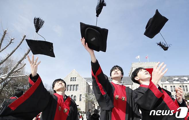 23일 서울 성북구 안암동 고려대 인촌기념관 대강당에서 열린 ‘2023 전기 학위수여식’에서 졸업생들이 학사모 세리머니를 하고 있다. 2024.2.23./뉴스1 ⓒ News1 권현진 기자