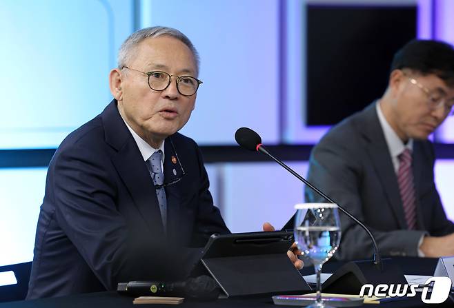 유인촌 문화체육관광부 장관이 12일 서울 마포구 이(e)스포츠 명예의전당에서 공공기관·단체, 지자체 및 민간 업계 관계자와 스포츠관광 활성화 방안을 논의하고 있다. (문화체육관광부 제공) 2024.3.12/뉴스1