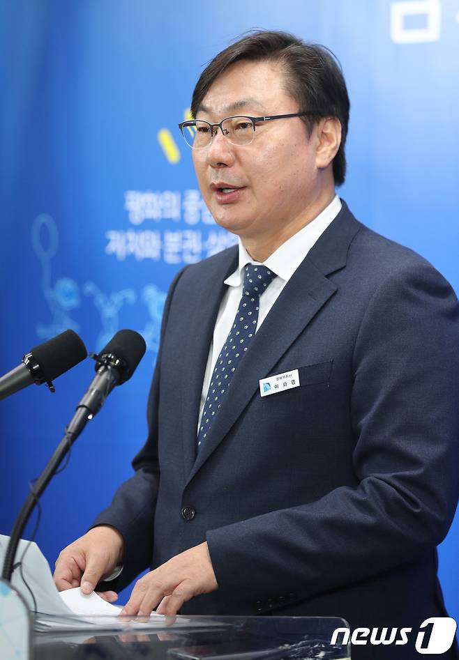 이화영 경기도 평화부지사가 25일 오전 경기도 수원시 경기도청 브리핑룸에서 방북 결과를 발표하고 있다. 이 부지사는 지난 20일부터 23일까지 조선 아시아태평양평화위원회의 초청으로 방북했으며 북측 고위 관계자와 남북교류협력 사업에 대해 구체적이고 세부적인 논의를 진행했다고 밝혔다. 2018.10.25/뉴스1 ⓒ News1 오장환 기자