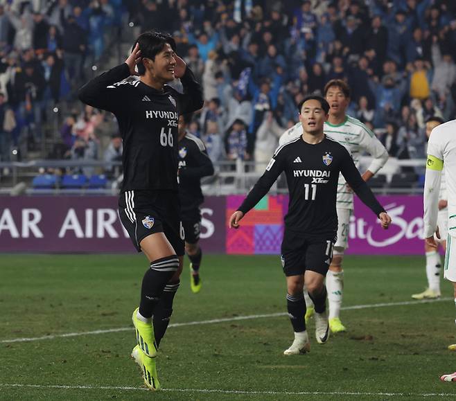 울산 설영우가 12일 울산문수경기장에서 열린 2023~2024 아시아축구연맹(AFC) 챔피언스리그(ACL) 8강 전북과 2차전에서 선제골을 넣고 환호하고 있다.  울산 | 연합뉴스