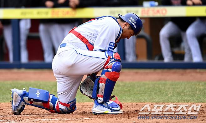 11일 대구삼성라이온즈파크에서 열린 KBO리그 시범경기 LG와 삼성의 경기, 5회초 삼성 포수 강민호가 LG 박해민의 파울타구에 맞아 고통을 호소하고 있다. 대구=허상욱 기자wook@sportschosun.com/2024.03.11/