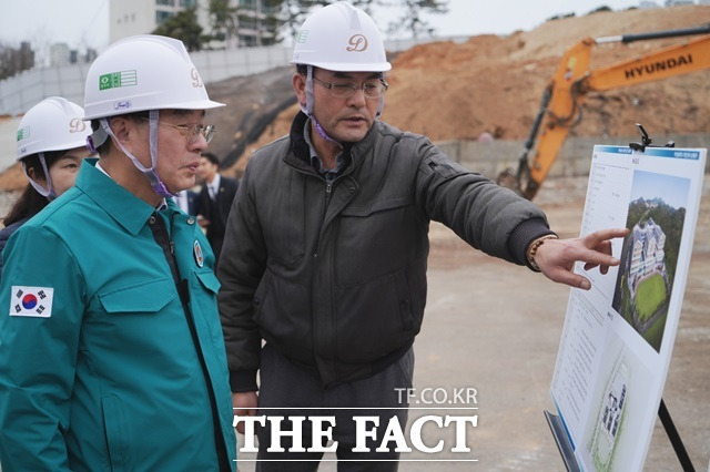 하윤수 부산시교육감이 특수학교인 부산솔빛학교 이전 예정지를 둘러보고 있다./부산시교육청