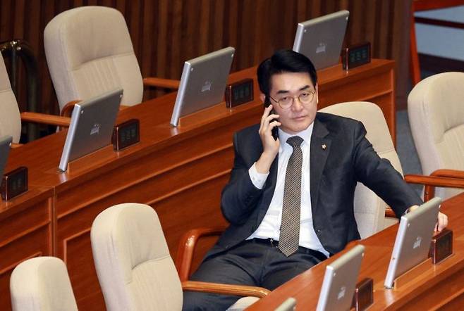더불어민주당 박용진 의원이 20일 국회 본회의장에 자리하고 있다. [이미지출처=연합뉴스]