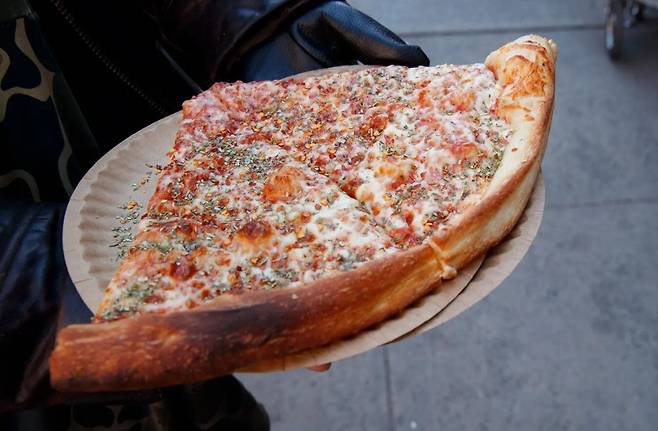 3달러로 피자 두 조각에  "코크 추가요!"를 외치며 한 끼를 달래줬던 뉴욕의 '1달러' 피자가 이제는 음료를 더해 4달러가 들어가면서 주머니 사정이 넉넉치 못한 손님들의 한숨도 더해간다./NYPost