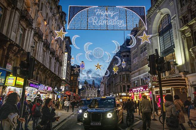 21일 영국 런던 도심  피카딜리 서커스에 최초로 라마단 조명이 설치되었다  런던 시장은  '해피 라마단'이란 조명을 켜며 '런던은 유럽에서 처음 라마단을 기념하는 조명을 설치한 도시가 됐다 우리가 다양성을 어떻게 즐기는지 보여주는 상징'이라고 했다/로이터 연합뉴스