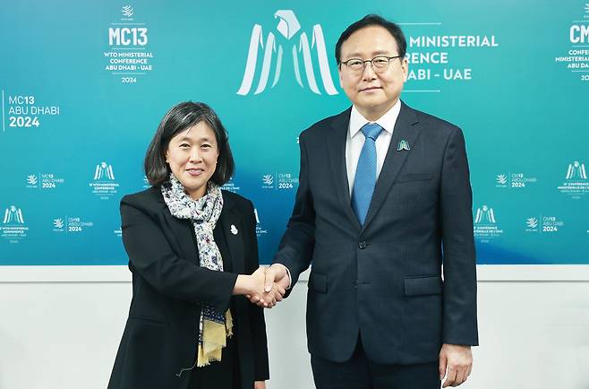 정인교 산업통상자원부 통상교섭본부장이 지난 2월 28일(현지시각) UAE 아부다비 국제전시센터에서 캐서린 타이 USTR(미국무역대표부) 대표와 면담에 앞서 기념촬영을 하고 있다. /산업통상자원부 제공