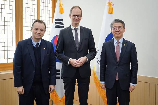 김홍균 외교부 제1차관이 12일 서울 종로구 외교부 청사에서 토마스 바거 독일 외교부 사무차관(가운데)과 면담 후 기념촬영을 하고 있다. 사진=외교부