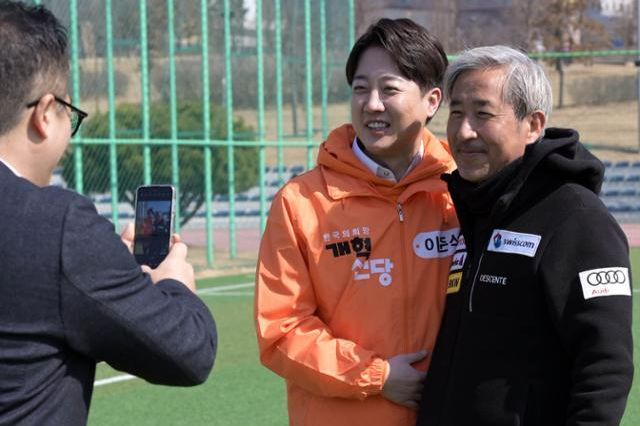 이준석 개혁신당 경기 화성을 후보가 10일 경기 화성시 동탄여울공원 축구장에서 2동탄축구협회 시무식 겸 안전기원제에 참석해 시민들을 만나 기념촬영을 하고 있다. 서재훈 기자