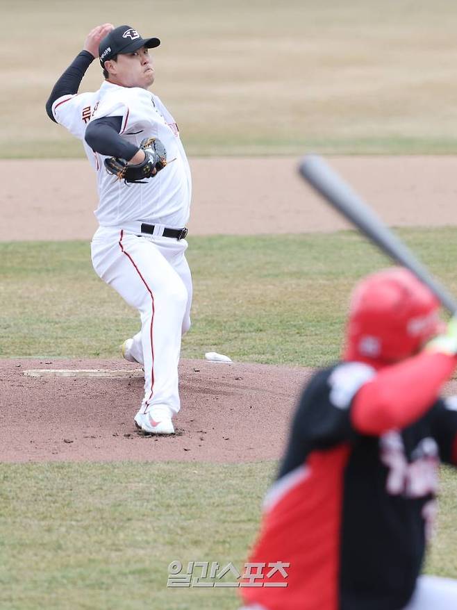 2024 프로야구 한화 이글스와 KIA 타이거즈의 시범경기가 12일 오후 대전 한화생명이글스파크에서 열렸다. 류현진이 선발 등판해 공을 던지고 있다. 대전=김민규 기자 /2024.03.12/