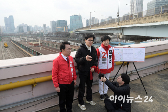 한동훈 국민의힘 비상대책위원장이 12일 서울 영등포역 옥상에서 철도 지하화 공약 발표를 하고 있다. [사진=곽영래 기자]