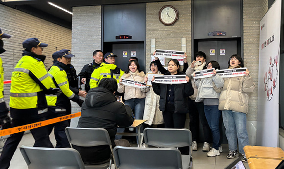 한국대학생진보연합(대진연) 회원들이 9일 오전 서울 여의도 국민의힘 중앙당사에서 '이토히로부미 인재 발언, 성일종 사퇴 촉구', '한동훈 비대위원장 면담' 등을 요구하며 기습시위를 하고 있다. 2024.03.09. [사진=뉴시스]