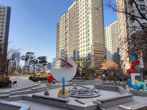 단지 가운데 위치한 공개공지에는 분수대부터 각종 조경시설이 설치되어 있다.  한은화 기자