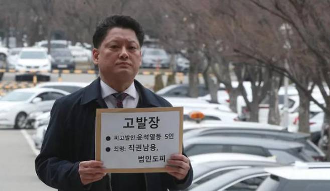 Kim Han-me, executive director of the Citizens\' Action to Restore Justice (Sasehang), enters the Government Complex in Gwacheon to file a complaint against President Yoon Seok-yul, Justice Minister Park Sung-jae and Foreign Minister Cho Tae-yol with the High Officials\' Crime Investigation Bureau in connection with the departure of Ambassador Lee Jong-seop from Australia, who is under investigation for allegedly \