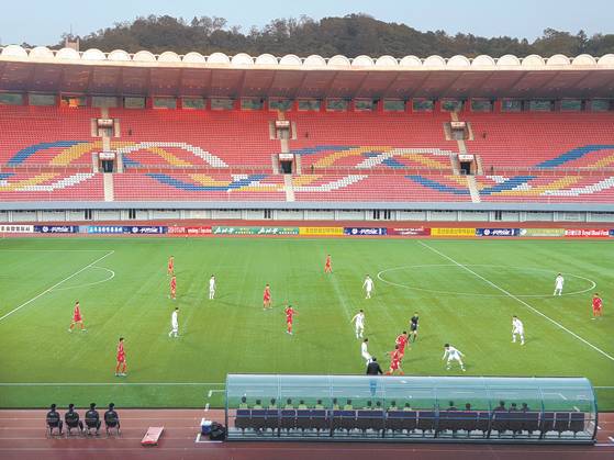 North Korea and South Korea play in a 2022 World Cup qualifer at Kim Il Sung Stadium in Pyongyang, North Korea on Oct. 15, 2019. [YONHAP]