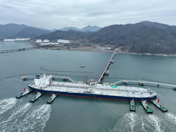 유조선이 석유 공동비축 물량을 입고하기 위해 전남 여수 한국석유공사 여수비축기지에 접안해 있다. 한국석유공사 제공
