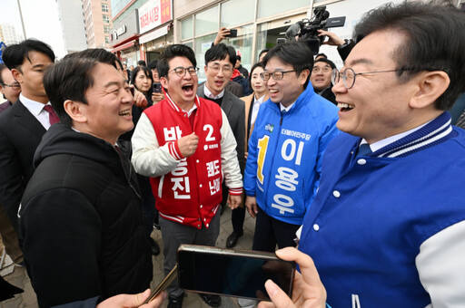 12일 오후 3시께 인천 서구 청라 커넬워크에서 민주당 이재명 당대표와 국민의힘 안철수 공동선대위원장이 서구을 예비후보 지원유세 중 만나 인사를 하고 있다. 조병석기자