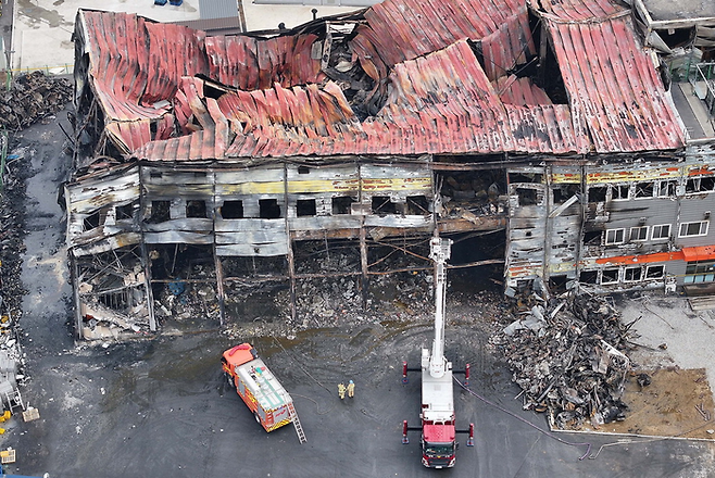 The sandwich panel structure, which is vulnerable to collapse during a fire, is believed to have fueled the flames. (Source: Yonhap)