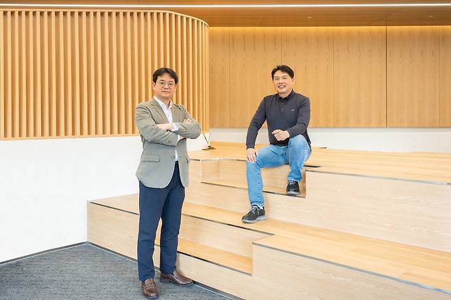 왼쬭부터 신용욱 현대차 책임, 임혁 파트장. 현대차