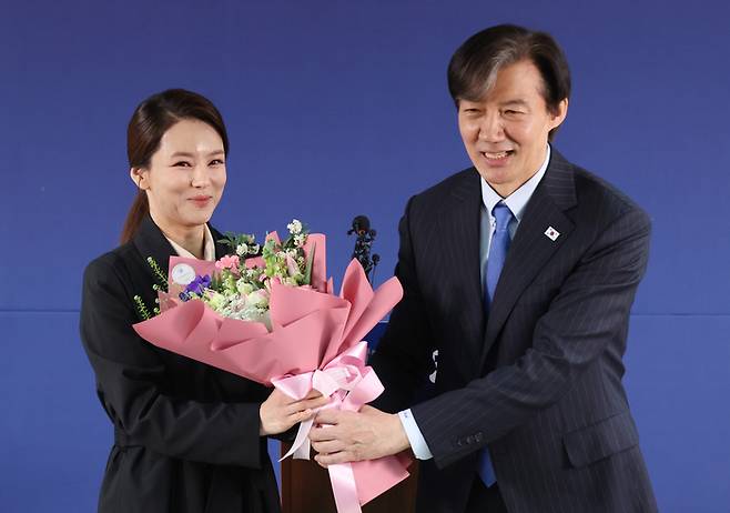 조국혁신당 조국 대표(오른쪽)가 12일 여의도 당사에서 열린 입당 환영식에서 강미정 아나운서에게 꽃다발을 주고 있다. [사진 출처 = 연합뉴스]