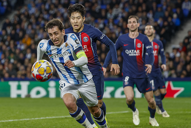 PSG 이강인(가운데)이 2023-24 챔피언스리그 16강 2차전 소시에다드 주장 미켈 오야르사발(앞)을 쫓고 있다. 사진=EPA=연합뉴스 제공