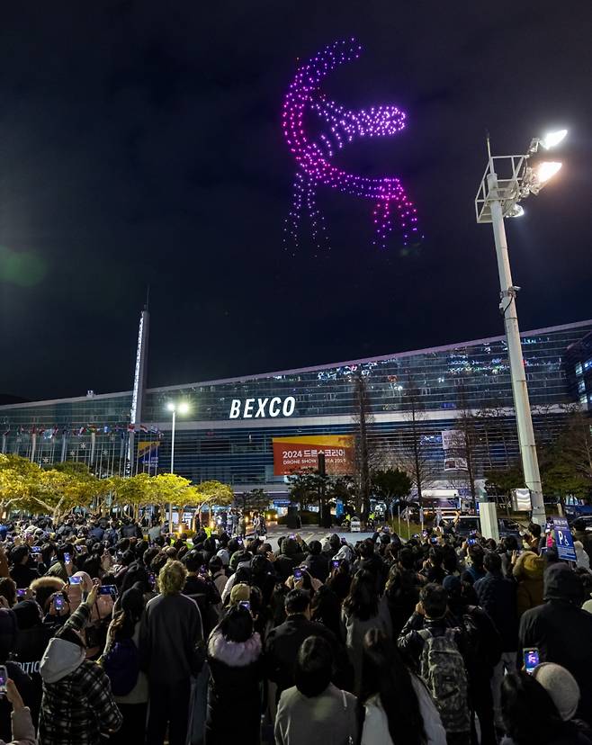 벡스코 야외상공에서 펼쳐진 드론쇼./사진제공=벡스코