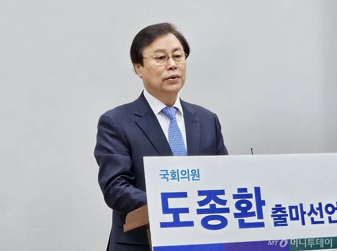 [청주=뉴시스] 이도근 기자= 더불어민주당 도종환 국회의원이 19일 오전 충북도청 브리핑룸에서 22대 총선 청주흥덕 출마 선언 기자회견을 하고 있다. 2024.2.19. nulha@newsis.com /사진=이도근