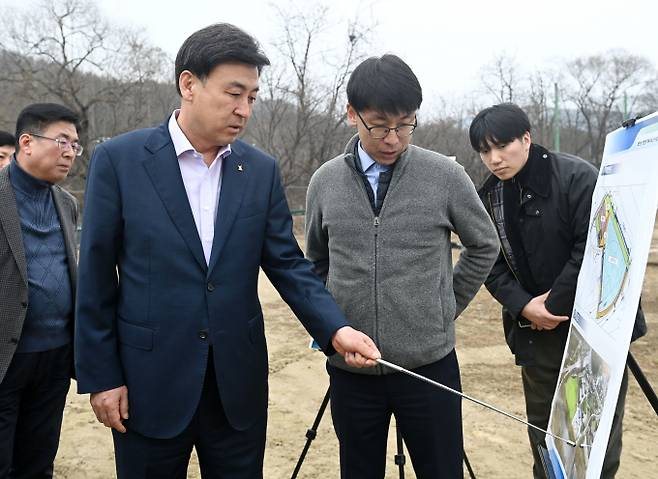 방세환 경기 광주시장(왼쪽 두번째)이 최근 '남한산성 상번천리 체육시설 조성 사업' 현장을 둘러본 뒤 조속한 공사 마무리를 당부하고 있다. / 사진제공=경기광주시